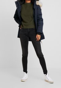 Monki Stickad tröja - khaki