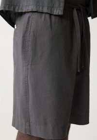 Kulfedede shorts lavet af letvægtsstof, med elastisk talje, snor, sidelommer og rene syede kanter.