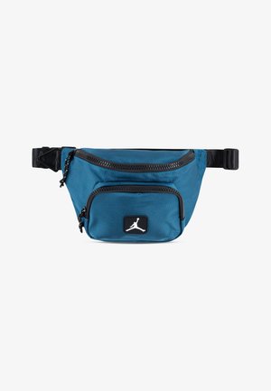 Borsa a tracolla blu in nylon con zip nere, una tasca frontale e un'etichetta nera con una silhouette bianca. Comprende una tracolla regolabile.