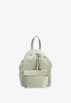 Lichtgroene stoffen rugzak met een ronde vorm. Heeft een handvat bovenaan, een dubbele ritssluiting en een voorvak met gouden hardwareaccenten.