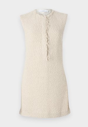 Abito senza maniche beige in tessuto intrecciato e texture. Caratterizzato da una cucitura centrale sfilacciata per i dettagli. Design minimalista e taglio dritto.
