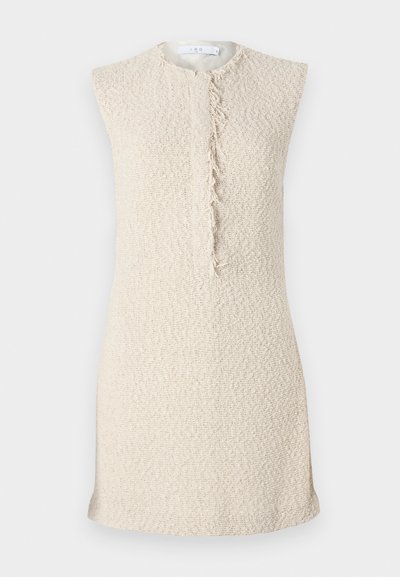 Vestido bege sem mangas, com um tecido texturizado e tejido. Apresenta uma costura central desfiada para detalhe. Design minimalista e corte reto.
