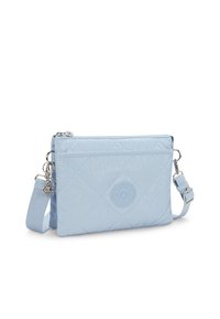 Borsa a tracolla sintetica trapuntata di colore blu chiaro con chiusura a cerniera, tracolla regolabile e logo circolare sul davanti. Decorazioni in metallo argentato.