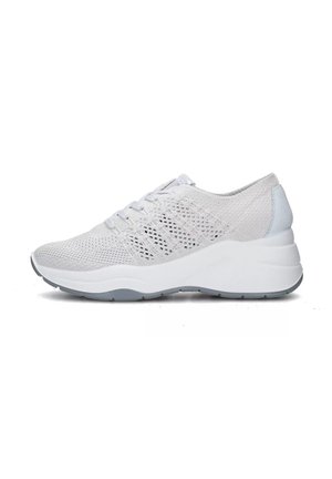 Scarpa sportiva bianca con tomaia in maglia, punta arrotondata, chiusura con lacci e suola bianca spessa con un accento grigio chiaro sul tallone.