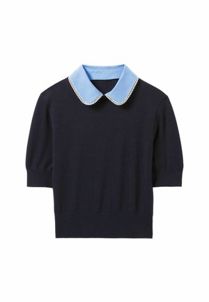 Haut en maille bleu marine à manches courtes, avec un col rond bleu clair orné de dentelle. Design simple, texture lisse, style ajusté.
