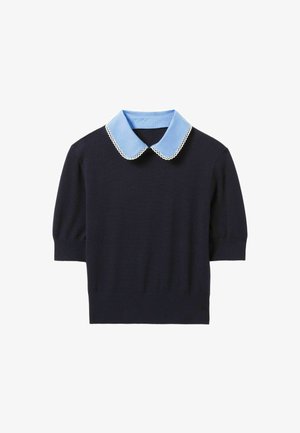 Haut en maille bleu marine à manches courtes, avec un col rond bleu clair orné de dentelle. Design simple, texture lisse, style ajusté.