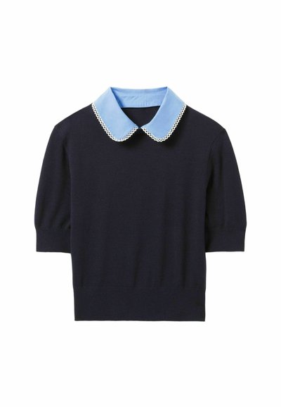 Top de punto navy con mangas cortas, que presenta un collar redondeado de color azul claro con borde de encaje. Diseño simple, textura suave, estilo ajustado.