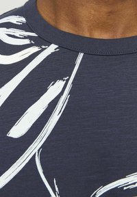 Jack & Jones PREMIUM ALL OVER RUNDHALS - T-shirt med print - navy blazer