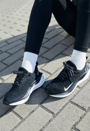 REACTX INFINITY RUN 4 - Nevtralni tekaški čevlji - black/white/dark grey