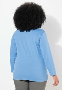 Ulla Popken BASIC-V LANGARM  - Langarmshirt - light cornflower