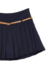 Jupe plissée marine en tissu à texture lisse, dotée d'une ceinture beige à la taille et d'un design de taille ajusté.