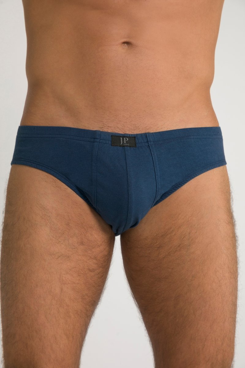Torace maschile che indossa slip blu navy con una targhetta nera con il logo JP 1856 sulla vita, in piedi contro uno sfondo semplice.
