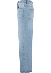 Vue latérale d’un jean en denim bleu clair à jambes droites, avec poche arrière et passants de ceinture.