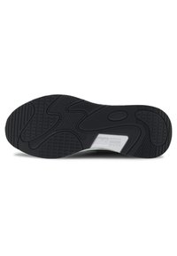 Schwarze Gummisohle mit strukturierten Grip-Mustern und einem weißen Label mit der Aufschrift "Running System" in der Nähe des Fußgewölbes.