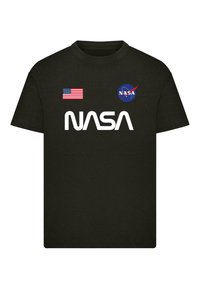 Sort bomulds T-shirt med stor hvid "NASA" print, et amerikansk flag og NASA-logoet i blå og rød. Korte ærmer, standard pasform.