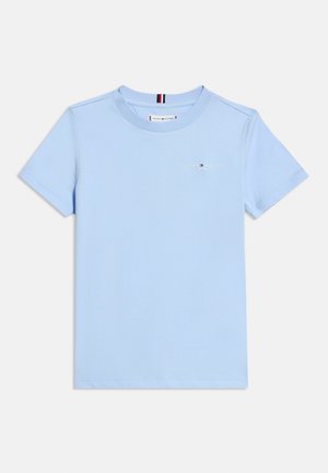 Vaaleansininen lyhythihainen pyöreäkauluksinen T-paita, jossa pieni Tommy Hilfiger -logo vasemmassa rinnassa ja merkitty kaulanauha.