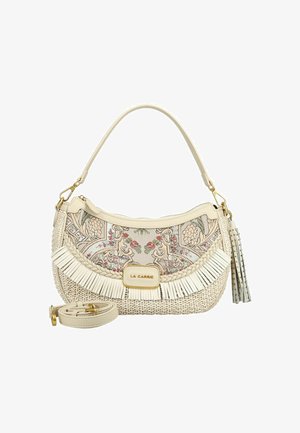 Bolso color crema con bordado floral, ribete de flecos, detalle trenzado, herrajes dorados, correa desmontable y adorno de borla de La Carrie.