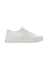 Canvas-Sneaker in Weiß mit einem niedrigen Design, Gummisohle, sechs Ösen und einer strukturierten Oberfläche. Mit gerundetem Zehenbereich und minimaler Markenkennzeichnung.