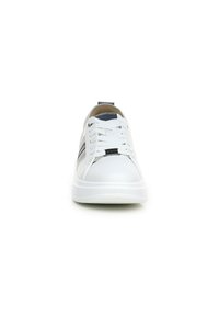 Sneaker bianche in pelle con punta tonda, lacci e dettagli blu navy. Presentano una suola testurizzata e un pull tab sul tallone per una facile indossabilità.