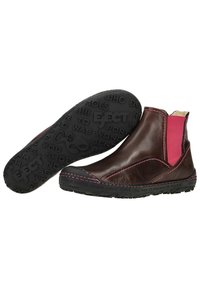 Braune Leder-Ankle-Boots mit pinken elastischen Akzenten. Ausgestattet mit kontrastierenden pinken Nähten und einer strukturierten schwarzen Gummisohle mit erhabenem Schriftzug.