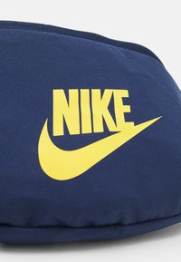 Nike Sportswear HERITAGE WAISTPACK UNISEX - Bolsa de cintura - midnight navy