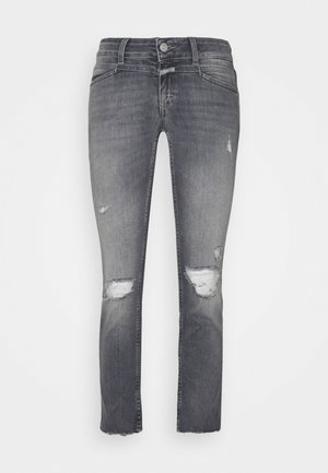 Jeans de denim gris ajustados con detalles desgastados y agujeros deshilachados en las rodillas, y un sutil desgastado en los muslos y bolsillos.
