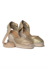 Espadrilky s podpatečně zlaceným tónem, s texturovaným textilním svrškem, pletenou jutovou podrážkou a dlouhými stužkami na zavazování kolem kotníku.