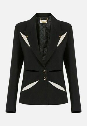 Blazer nero su misura con due bottoni frontali, ritagli triangolari bianchi sulle pieghe e in vita, e maniche lunghe.