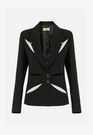 Blazer nero su misura con due bottoni frontali, ritagli triangolari bianchi sulle pieghe e in vita, e maniche lunghe.