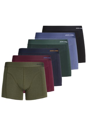 Jonge man met kort blond haar die een donkergroene Jack & Jones boxershort draagt, staand tegen een effen lichte achtergrond.