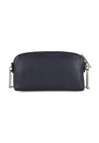 Clutch in pelle nera texture con tracolla in argento e chiusura con zip su sfondo bianco.