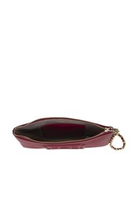 Dieprode leren clutch met een gladde textuur, een rits in goudkleur en een ketting polsband. Open interieur met een vak voor kaarten.