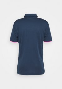 Polo bleu marine avec un col court, agrémenté de touches de rose sur les manches. Fabriqué dans un textile lisse avec un léger éclat.