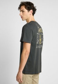 Lee SS WORKING WEST TEE - Camiseta estampada - washed black