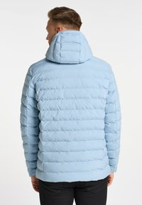 Lys blå pufferjakke med horisontalt quiltet design, høj krave og en glat tekstur. Har en hætte og elastiske ærmer.