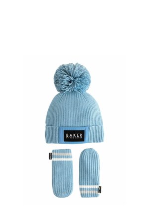 Blauer Strickmütze mit Bommel und passenden Fäustlingen. Die Mütze hat ein Band mit dem Aufdruck "BAKER"; die Fäustlinge sind mit Streifendetails versehen.