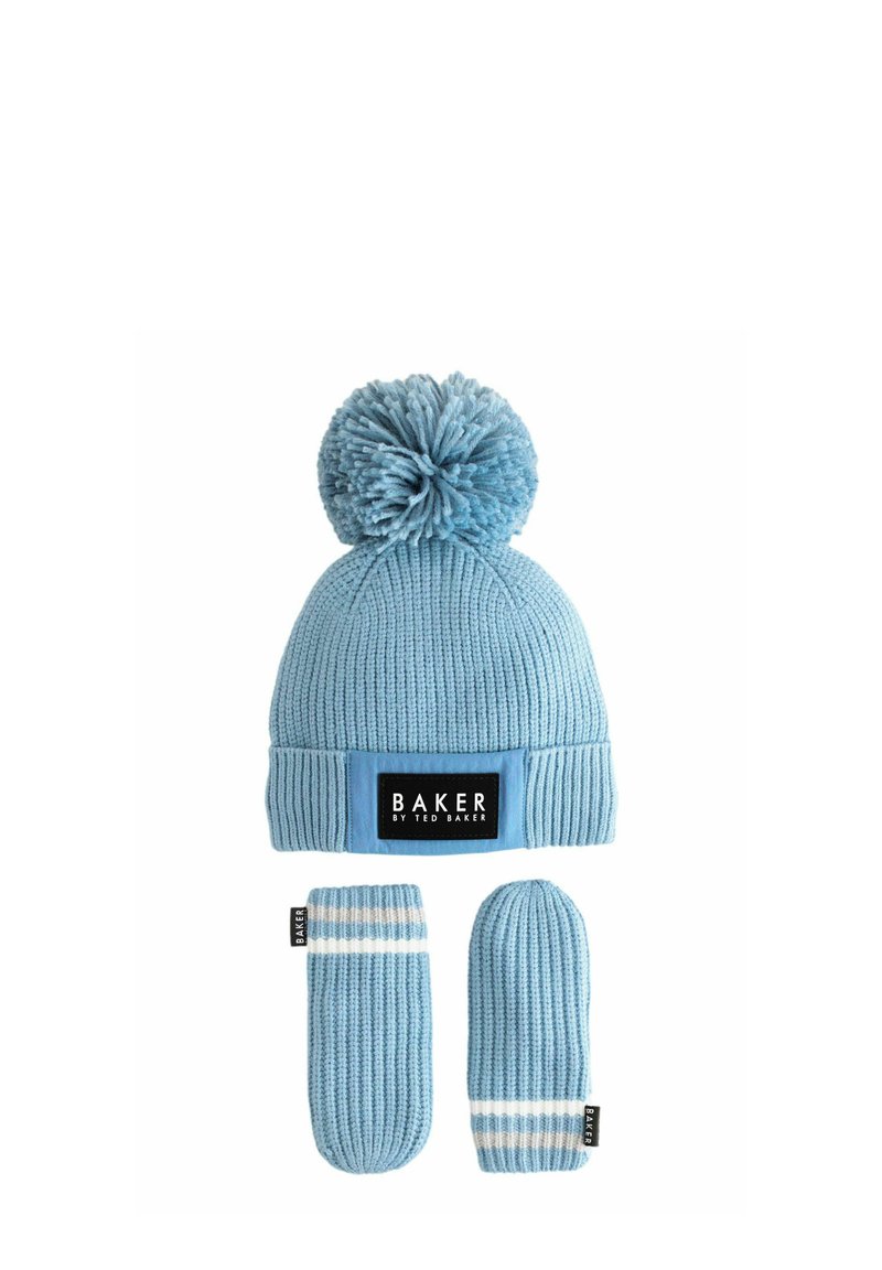 Beanie blu lavorato a maglia con pom-pom e guanti abbinati. Il beanie presenta una fascia con l'etichetta "BAKER"; i guanti hanno dettagli a righe.