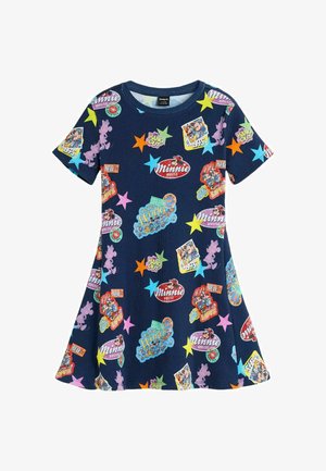 Tmavomodré šaty s krátkym rukávom s farebnými nášivkami Minnie Mouse, hviezdami a frázami ako "Hang Out" a "Best Friends."