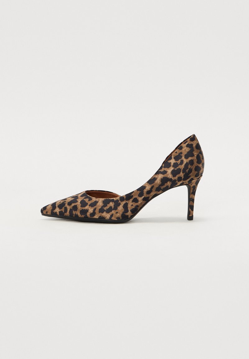 Szpilki w cętki z końcówką w kształcie spiczastym, w kolorach czerni i beżu, z cienką, stiletto obcasem. Charakteryzują się gładką tekstylną cholewką.