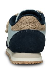 Tamno plave i svijetloplave atletske cipele s gornjim dijelom od antilopa i tekstila. Teksturedni bež detalj na peti i svijetla gumena potplat s teksturiranim uzorkom.