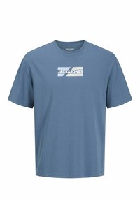 Blå bomulds t-shirt med korte ærmer, rund hals, med et hvidt "JACK & JONES" logo hen over brystet på en ensfarvet baggrund.