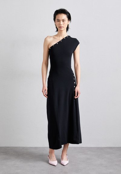 Schwarzes Ein-Schulter-Kleid in taillierter Form, mit silbernen Knopfakzenten an der Seite und einer fließenden Silhouette.