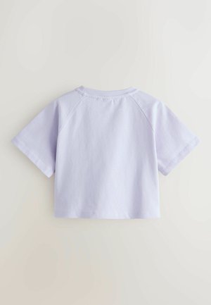 Helles lila, kurzes T-Shirt aus glattem Stoff, mit kurzen Raglanärmeln und einem runden Halsausschnitt mit sauberen Nähdetails.