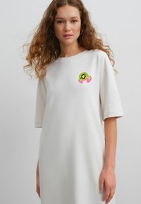 Next REGULAR FIT - SHORT SLEEVE CREW NECK BACK GRAPHIC MIDI - Haljina od žerseja - off white cream fruit graphic
