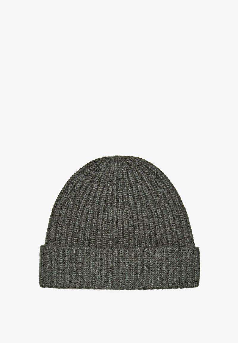 Berretto lavorato a maglia grigio scuro con texture a costine e risvolto. Il materiale sembra morbido e caldo, con una parte superiore arrotondata senza cuciture.