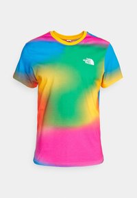 Kurzarm-T-Shirt aus Baumwolle mit einem lebhaften Farbverlauf von Blau, Grün, Gelb, Pink und Orange, dazu ein weißes Logo auf der Brust.