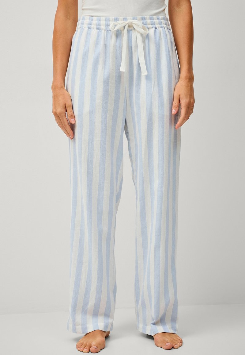 Pantalones de pijama a rayas en azul claro y blanco, de corte holgado, con cintura elástica y detalle de cordón. Tela suave, diseño de longitud hasta el tobillo.