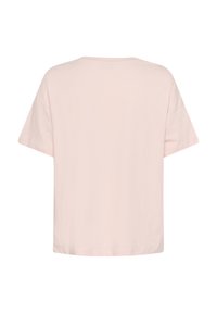 T-shirt rose clair à manches courtes en coton doux ; présente une coupe décontractée avec un col rond et sans design ni détails matériels visibles.