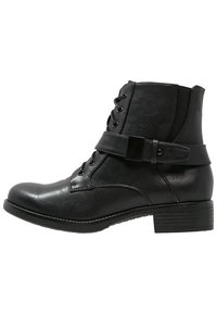 Stivali neri alla caviglia in pelle sintetica, con punta tondeggiante, chiusura con lacci davanti e una cintura laterale con una fibbia rettangolare.