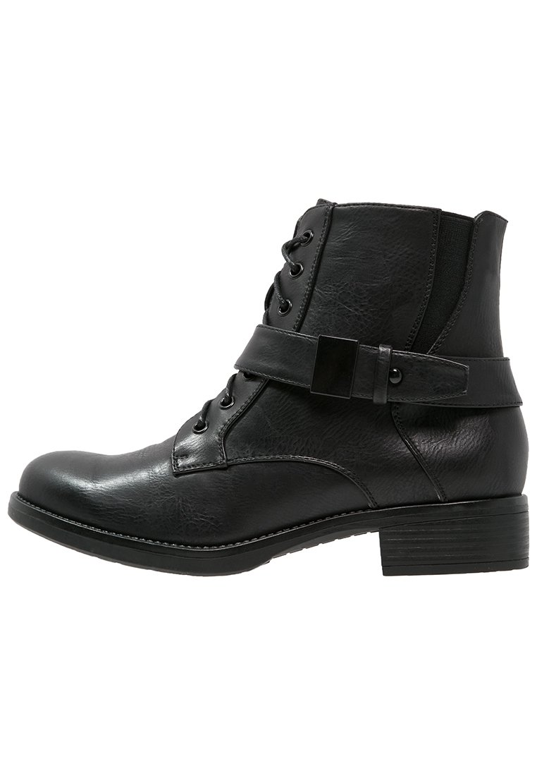 Stivali neri alla caviglia in pelle sintetica, con punta tondeggiante, chiusura con lacci davanti e una cintura laterale con una fibbia rettangolare.